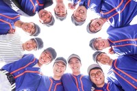 「舞台『Take Me Out』2025」のカンパニーメンバーが参加した野球体験試合より、ルーキーチームの集合写真。（撮影：田中亜紀）