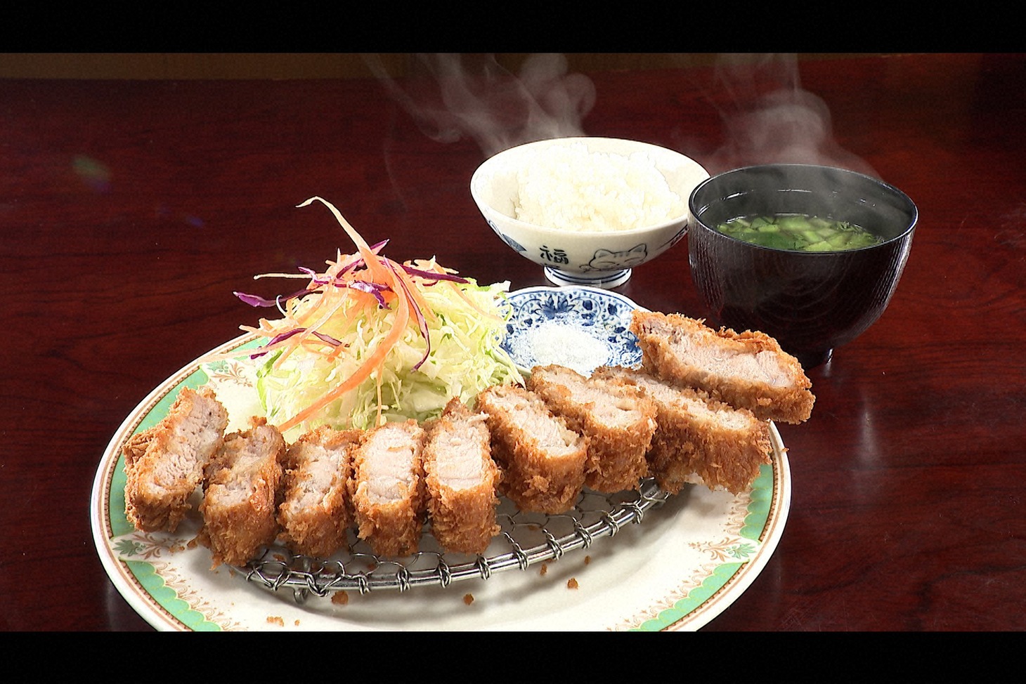 「ヒューマングルメンタリー オモウマい店」で紹介されるロースかつ膳。©日本テレビ