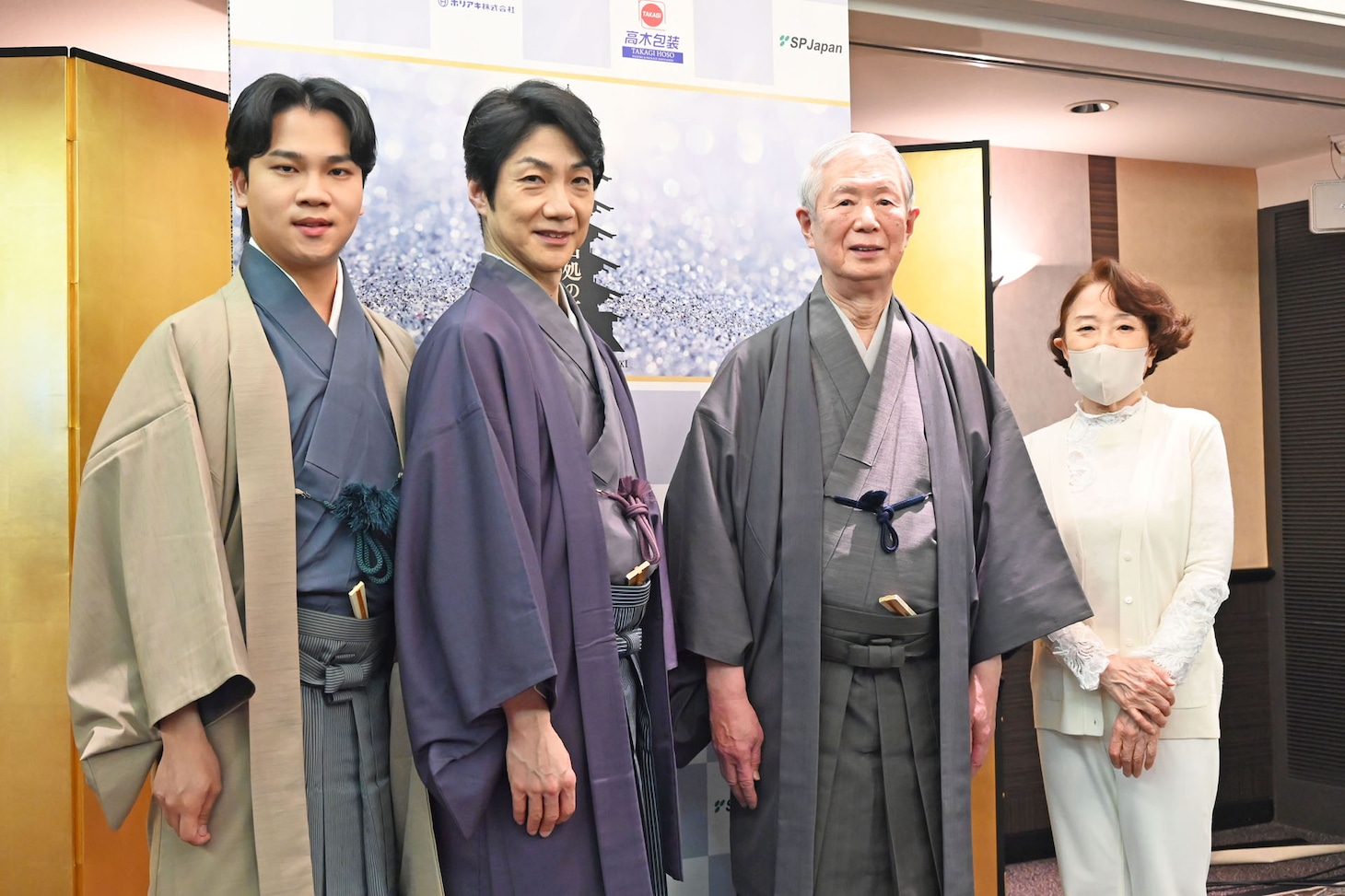 左から大槻裕一、野村萬斎、大槻文藏、山岸凉子。