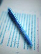 新納慎也が愛用する、ブルーの蛍光ペン。