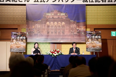 左から中谷美紀、NBSの高橋典夫専務理事。©Yuji Namba