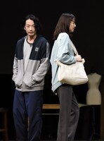 左から森山未來演じるヒロヒコ、長澤まさみ演じるキヌ。