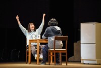 左から長澤まさみ演じるキヌ、森山未來演じるヒロヒコ。