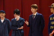 荒牧慶彦（中央右）に褒められ、照れて顔を隠す松田凌（中央左）。