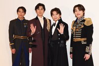 左から島太星、加藤和樹、中川晃教、小林亮太。