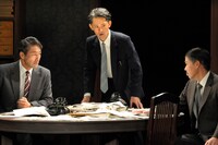 劇団青年座「同盟通信」初演の様子。左から高松潤、石母田史朗、松川真也。（撮影：坂本正郁）