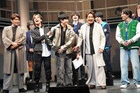 SHOW×MUSICAL「ドリームハイ」合同取材会より。居酒屋代をたびたび負担してくれていたと近藤に明かされたジンジンが、ポケットを探る仕草をして「お金がない」と言い、キャスト陣が和やかなムードに包まれる様子。