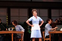 ミュージカル「ウェイトレス」より、左からLiLiCo演じるベッキー。