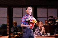 ミュージカル「ウェイトレス」より、西村ヒロチョ演じるオギー。