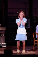 ミュージカル「ウェイトレス」より、ソニン演じるドーン。