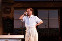 ミュージカル「ウェイトレス」より、田中要次演じるカル。