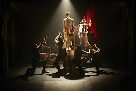 サルメカンパニー＆クリオネプロデュース「12人のヒトラーの側近」より。（撮影：藤川直矢）