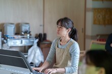 「クロスプレイ東松山」ハイドロブラスト「ケアと演技」より。（撮影：加藤甫）