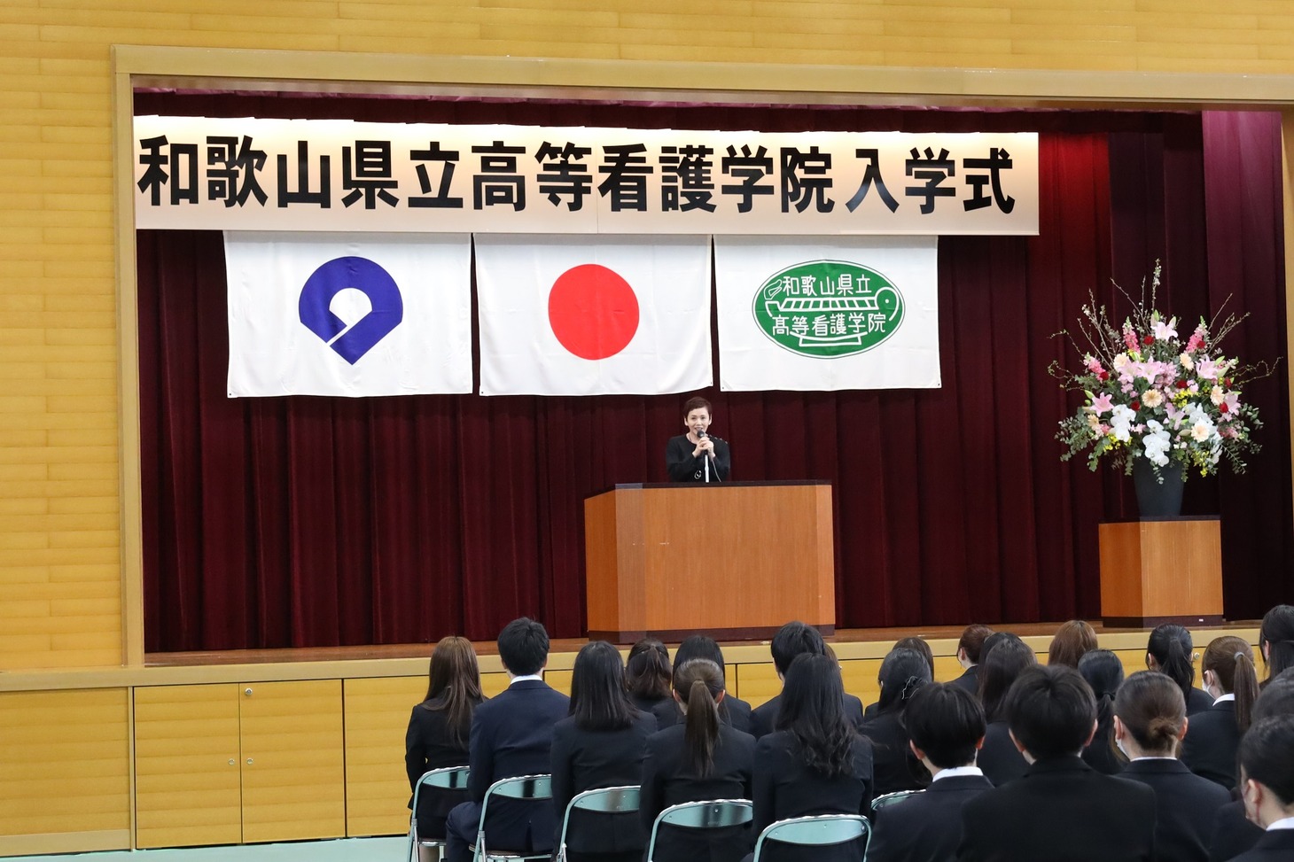 和歌山県立高等看護学院の入学式にサプライズで登場した大竹しのぶ。