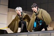 「『ワールドトリガー the Stage』B級ランク戦最終決戦編」より、左から植田圭輔演じる空閑遊真、溝口琢矢演じる三雲修。