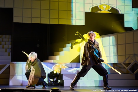 「『ワールドトリガー the Stage』B級ランク戦最終決戦編」より、手前左から植田圭輔演じる空閑遊真、山本一慶演じるヒュース。