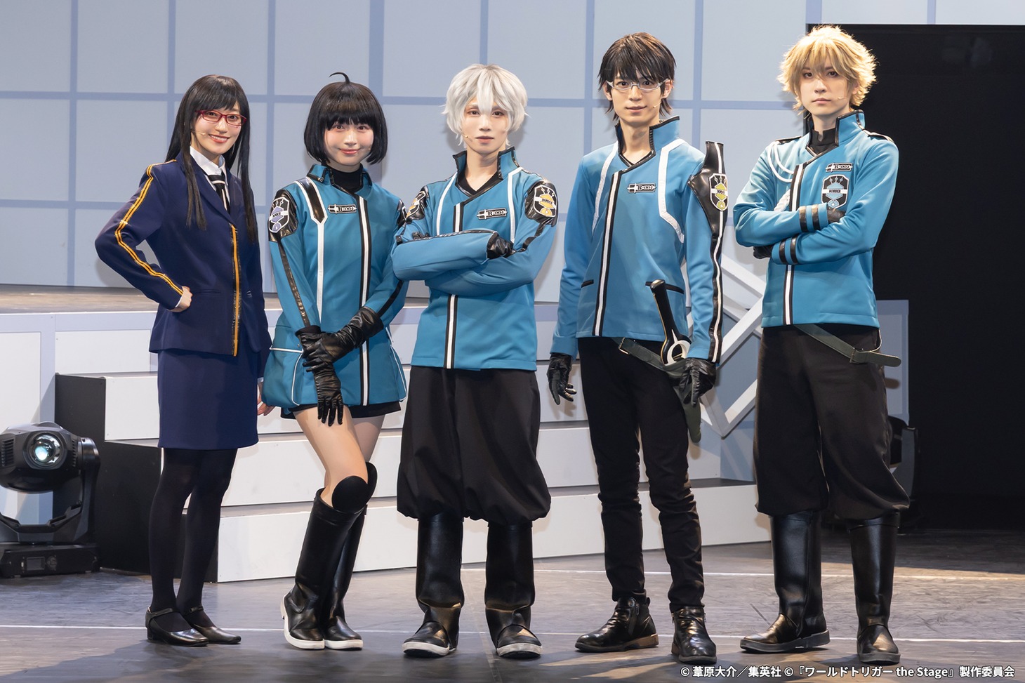 「『ワールドトリガー the Stage』B級ランク戦最終決戦編」のキャストより、左から宇佐美栞役の茜屋日海夏、雨取千佳役の其原有沙、空閑遊真役の植田圭輔、三雲修役の溝口琢矢、ヒュース役の山本一慶。