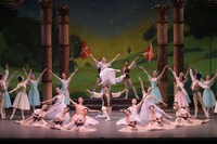 バレエ「コッペリア」より。（撮影：鹿摩隆司）