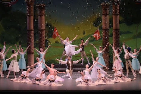 バレエ「コッペリア」より。(撮影:鹿摩隆司)