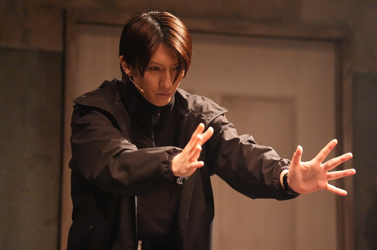 松岡充のビジュアル。 - shared TRUMP「黒世界」鞘師里保らの