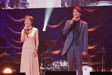 ニッポン放送「徳光和夫 とくモリ！歌謡サタデー」15周年記念「昭和100年！人生の名曲に喝采を！コンサート」より、左からクミコ、井上芳雄。