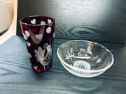 嫁吉作成のハートいっぱい、キュートなグラス（左）と、米吉作成の涼やかな器。