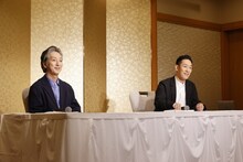 「六月博多座大歌舞伎」記者会見の様子。左から中村七之助、中村勘九郎。