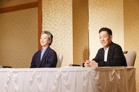 「六月博多座大歌舞伎」記者会見の様子。左から中村七之助、中村勘九郎。