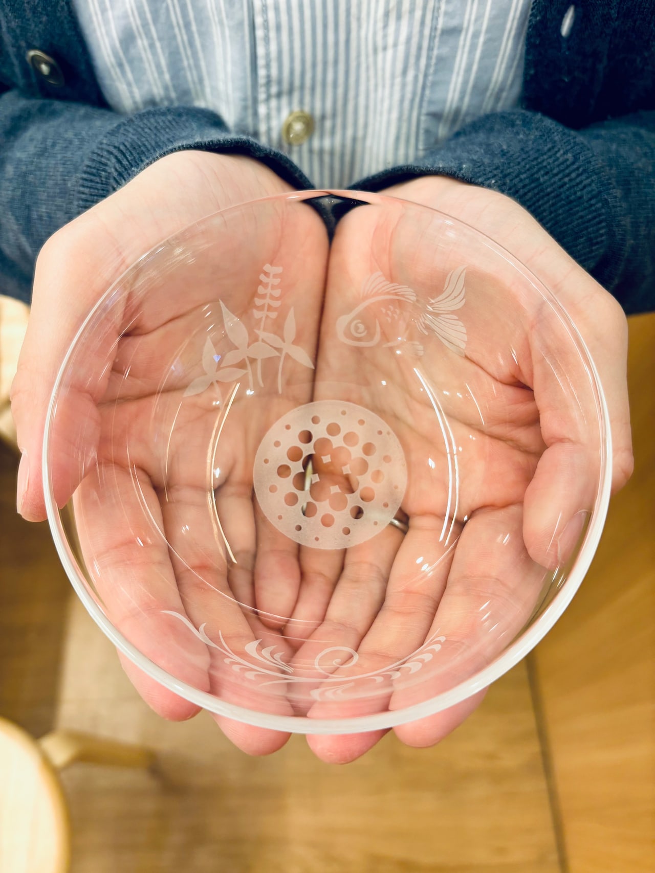 米吉の手のひらの上で泳ぐ金魚。これからの季節にぴったり。