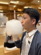 この大きさ！ ボリューム感たっぷりの「ニューベル」を味わう米吉。