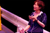 劇団アンパサンド「遠巻きに見てる」より。（撮影：前澤秀登）