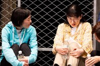 劇団アンパサンド「遠巻きに見てる」より。（撮影：前澤秀登）