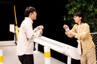 劇団アンパサンド「遠巻きに見てる」より。（撮影：前澤秀登）