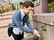 小鳥の蛇口で手を洗う米吉はまるで白雪姫。