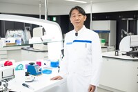 日曜劇場「キャスター」に出演する利重剛。©TBS