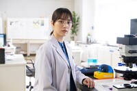 日曜劇場「キャスター」に出演するのん。©TBS