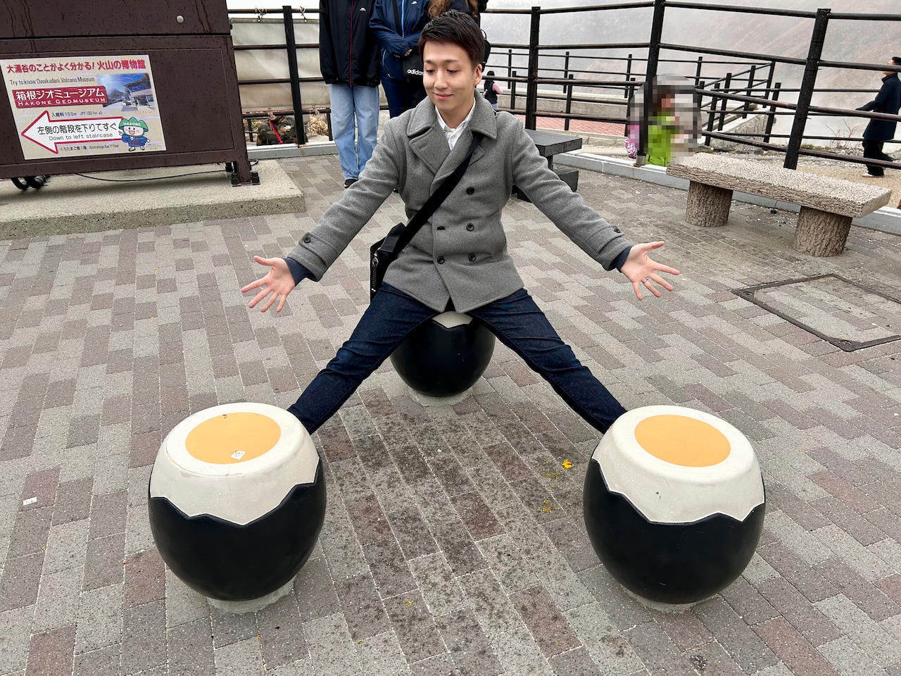 絶妙なバランスで黒たまご椅子の可愛さを表現してくれた米吉。