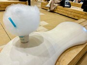 デザイン性高い「ニューベル」を乗せたベンチのクッションの形も雲！