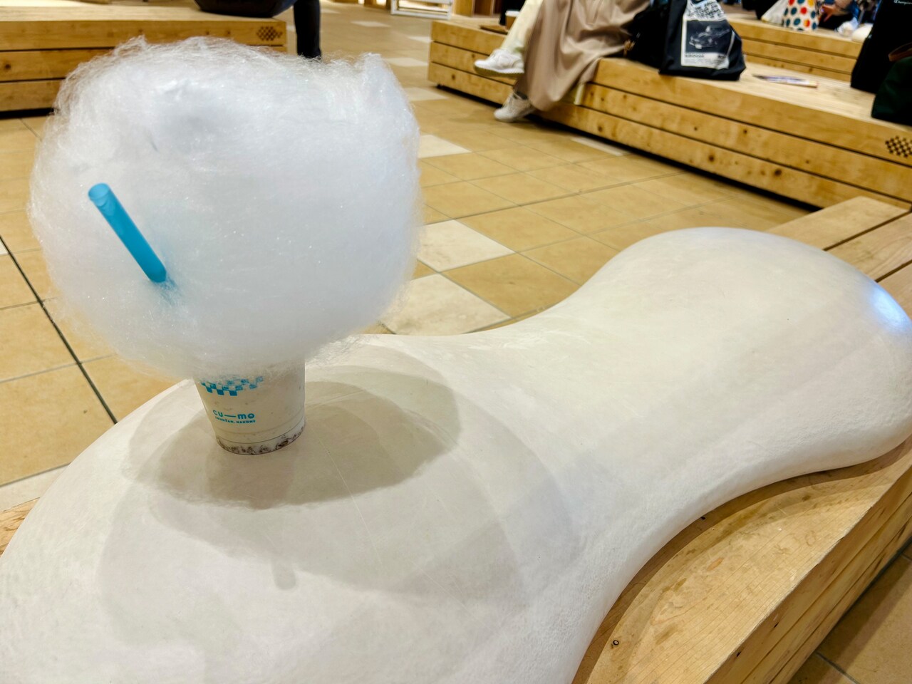 デザイン性高い「ニューベル」を乗せたベンチのクッションの形も雲！