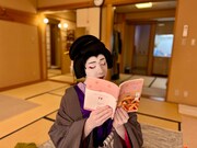 「ことりっぷ箱根」（昭文社）を読み、ご当地情報を収集するカワイイ新造白玉。