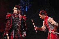 30-DELUX Special Theater 2025「デスティニー -アドラメレクの鏡-」より。（Photo by Kazunori ITO）