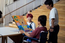 「老いと演劇」OiBokkeShi「恋はみずいろ」初演より。（撮影：hi foo farm）