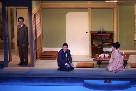 松竹創業130周年「春だ!笑いだ!松竹新喜劇 陽春公演」より、「人生双六」の1シーン。左から田村ツトム、藤山扇治郎、曽我廼家いろは。