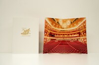 「梅芸メインホールポップアップカード」のイメージビジュアル。