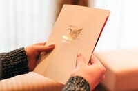 「梅芸メインホールポップアップカード」のイメージビジュアル。