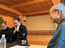 万作の会「第二十回 狂言ざゞん座」記者懇談会より。左から高野和憲、深田博治、野村万作。