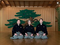 万作の会「第二十回 狂言ざゞん座」記者懇談会より。左から高野和憲、月崎晴夫、深田博治。