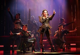 ARE YOU READY？ミュージカル「SIX」日本キャスト版が英国で期間限定上演、ソニンらが喜び