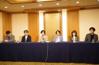 東京藝術大大学院映像研究科映画先行脚本領域で坂元裕二（一番右）に教わっていた兵頭るり（左から3番目）は「（坂元の）弟子とは思っていない」と率直に述べて笑いが起きた。