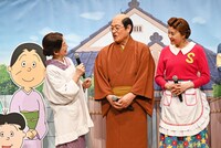 「波平のカツラをかぶってみたい」と松平健（中央）を見つめる高橋惠子（左）。